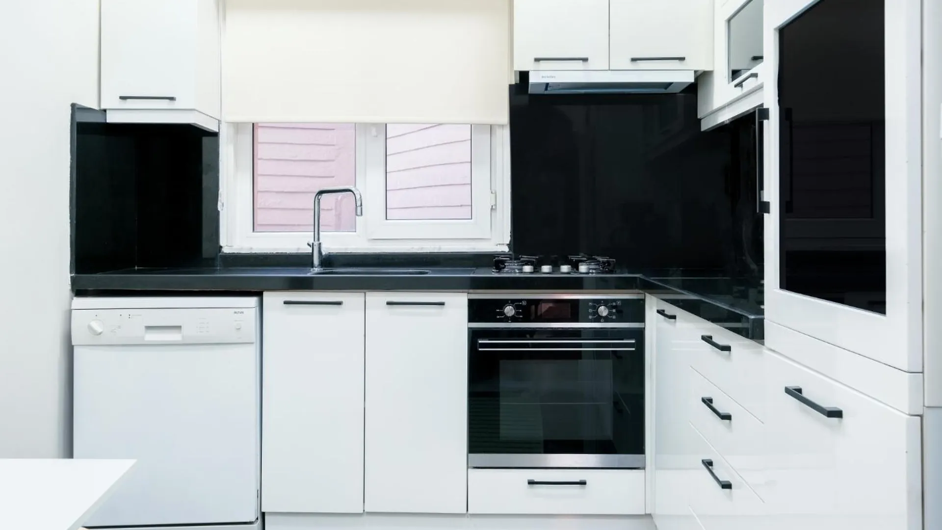 Modern Spacious Flat W Balcony 5 Min To Taksim Istanbul